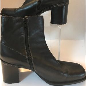 SZ 9 LIZ CLAIBORNE FLEX BLACK ANKLE BOOTS